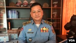 រូបឯកសារ៖ លោក រុន រ័ត្នវាសនា ប្រធាននាយកដ្ឋាននគរបាលចរាចរណ៍ និងសណ្តាប់ឆ្នាប់សាធារណៈ ផ្តល់កិច្ចសម្ភាសន៍​ដល់​ VOA កាលពីថ្ងៃទី​០៥ ខែ​មេសា ឆ្នាំ២០០១៨ នៅ​នាយកដ្ឋាន​នគរបាល​ចរាចរណ៍ និង សណ្តាប់ឆ្នាប់សាធារណៈ។ (ធីតា វីន/VOA) 