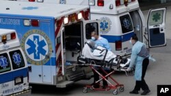 Ekipe hitne pomoći ispred bolnice u Bostonu (Foto: AP/Steven Senne)