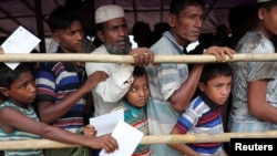 Rohinja qochoqlari lagerida oziq-ovqat tarqatish punkti oldida navbat. 2018-yil, 23-avgust. 