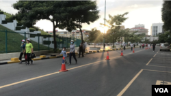 សកម្មភាពអ្នកហាត់ប្រាណនៅក្នុងបរិវេណពហុកីឡដ្ឋានជាតិអូឡាំពិក ជាថ្ងៃទី១នៃការបើកឡើងវិញ នៅរាជធានីភ្នំពេញ ថ្ងៃទី១៩ ខែវិច្ឆិកា ឆ្នាំ២០២០។ (ធីតា វីន/វីអូអេ)