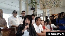 Abdee Slank (jaket hitam) menjelaskan acara syukuran rakyat menyambut pemimpin baru di Jakarta, 13 Oktober 2014 (Foto: VOA/Iris Gera)