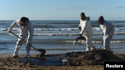 بحیرہ اسود کے ایک ساحلی تفریحی مقام اناپا کے قریب رضاکار روسی آئل ٹینکروں سے بہہ کر آنے والے ایندھن کو صاف کر رہے ہیں۔ 20 دسمبر 2024