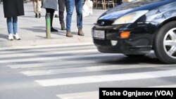 Најмалку уште пет лица после Фросина ги загубија животите во сообраќајки. Фото: Пешаци чекаат да преминат на пешачки премин во Скопје, 21 февруари, 2025