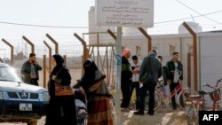 گروهی از پناهندگان سوری در ۱۳ جنوری ۲۰۲۵ در کمپ زعتری لبنان منتظر دریافت مجوز بازگشت به کشورشان هستند.
