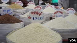 រូបឯកសារ៖ ប្រភេទអង្ករជាច្រើនត្រូវបានលក់នៅតូបមួយ ក្នុងផ្សារអូរឬស្សី កាលពីថ្ងៃទី៣០ កក្កដា ឆ្នាំ២០១៥។ (ប៉ាង ចំណាន/VOA) 