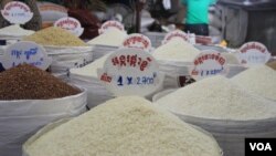 រូបឯកសារ៖ នេះជាប្រភេទអង្ករដែលបានដាក់លក់នៅតូបមួយក្នុងផ្សារអូរឬស្សី កាលពីថ្ងៃទី៣០ កក្កដា ឆ្នាំ២០១៥។ (ប៉ាង ចំណាន/VOA) 