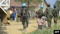 Des soldats de la paix malawites de la force des Nations Unies MONUSCO montent la garde à l'extérieur d'une église à Beni, dans la province de l'Ituri, le 27 juin 2021.
