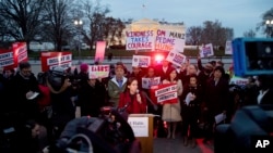 Aksi protes di Lafayette Park, depan Gedung Putih, washington DC, menentang inpres terbaru Presiden Trump terkait larangan pendatang, 6 Maret 2017 (AP Photo/Andrew Harnik).