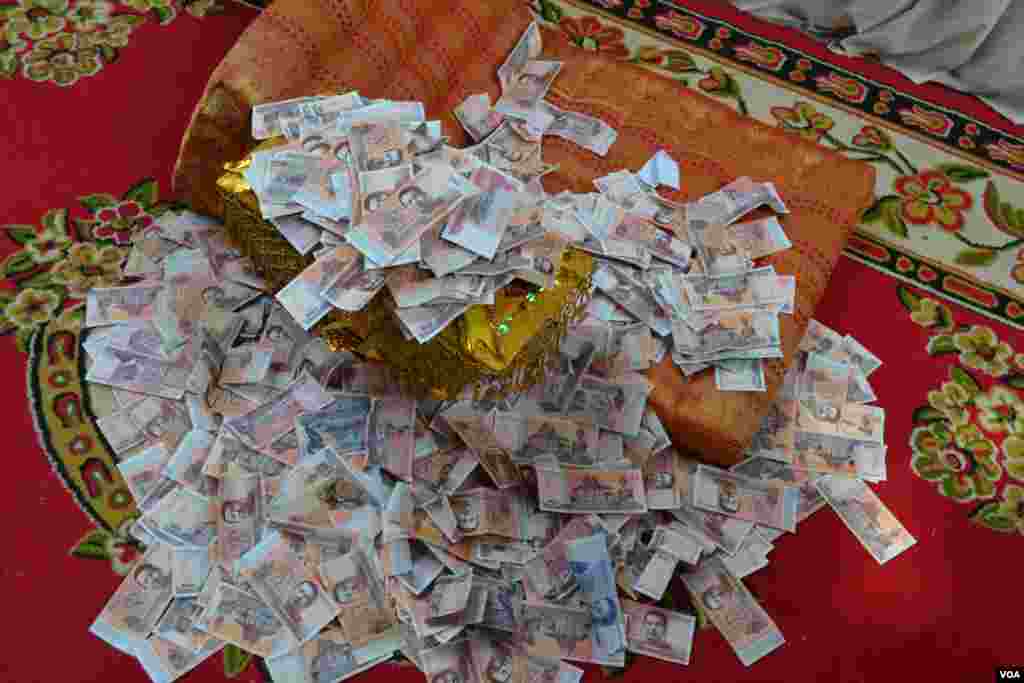 ថវិកា​ជា​បច្ច័យ​ដោយពុទ្ធសាសនិកនៅ​ថ្ងៃ​បុណ្យ​ភ្ជុំបិណ្ឌ ក្នុង​វត្ត​មួយ​នៅ​ជាយ​ក្រុង​ភ្នំពេញ​⁠ កាល​ពី​ថ្ងៃ​អង្គារ ទី​០៩ ខែ​តុលា ឆ្នាំ​២០១៨។⁠ (ណឹម សុភ័ក្រ្តបញ្ញា/VOA)