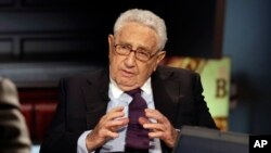 Mantan Menteri Luar Negeri AS Henry Kissinger dalam sebuah wawancara yang dilakukan di New York, pada 5 Juni 2015. (Foto: AP/Richard Drew)