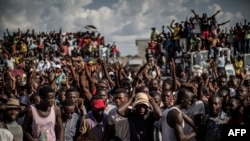 Les partisans de Guy Brice Parfait Kolelas, président par intérim du Mouvement congolais pour la démocratie et le développement intégré manifestent au siège des candidats à Brazzaville le 23 mars 2016. / AFP / MARCO LONGARI