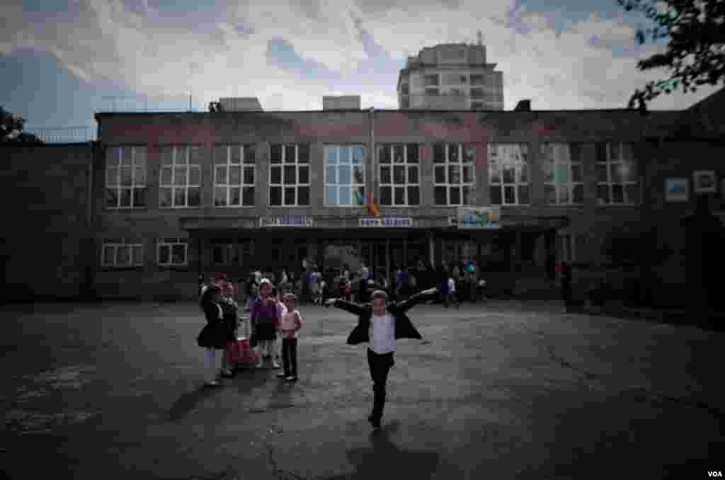 Students outside the Cilician School in Yerevan, Armenia, December 2012. (VOA/D. Markosian)
