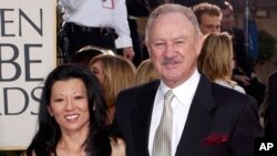 Aktori Gene Hackman së bashku me bashkëshorten e tij Betsy Arakawa ndërsa arrijnë në ceremoninë e çmimeve 'Golden Globes' në Berverly Hills më 2003