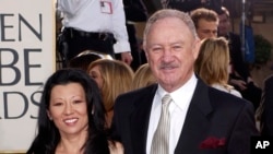 Glumac Gene Hackman dolazi sa svojom suprugom Betsy Arakawa na 60. dodjelu Zlatnih globusa u Beverly Hills, Kalifornija, 19. januara 2003. Hackman i njegova supruga pronađeni su mrtvi 26. februara 2025. u svojoj kući u jugozapadnoj američkoj državi New Mexico.