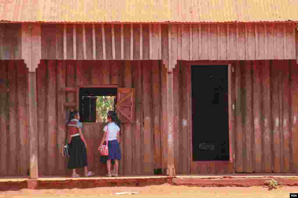 &nbsp;ក្មេង​ស្រី​សិស្ស​សាលា​២​នាក់​ ឈរ​នៅ​មុខ​ថ្នាក់​ក្នុង​សាលា​បឋម​សិក្សា​មួយ​ ក្នុង​ស្រុក​ពេជ្រាដា ខេត្តមណ្ឌល​គិរី​ កាល​ពី​ថ្ងៃ​ទី​១០ ខែ​មីនា ឆ្នាំ​២០១៥។&nbsp;