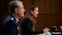 آوریل هینز، مدیر سازمان اطلاعات ملی آمریکا، و سپهبد جفری کروز، مدیر سازمان اطلاعات دفاعی، در جلسه استماع کمیته خدمات مسلح سنا در مورد تهدیدهای جهانی (۱۳ اردیبهشت ۱۴۰۳)