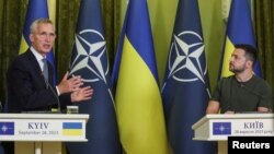 អគ្គលេខាធិការ​អង្គការ​អូតង់​លោក​ Jens Stoltenberg​ និងប្រធានាធិបតីអ៊ុយក្រែនលោក Volodymyr Zelenskyy ថ្លែងនៅក្នុងសន្និសីទសារព័ត៌មានរួមគ្នាមួយ នៅក្រុងកៀវ ប្រទេសអ៊ុយក្រែន កាលពីថ្ងៃទី ២៨ ខែកញ្ញា ឆ្នាំ ២០២៣។ 