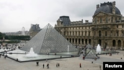 Museum Louvre di Paris, Perancis, berbentuk piramida kaca raksasa, karya arsitek IM Pei. (Foto: dok).