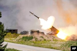 한국 해병대가 연평도에서 천무 다연장 로켓 발사 훈련을 하고 있다. (자료화면)