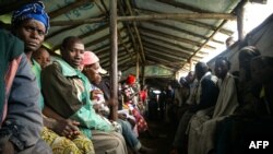 Wakimbizi wa Kongo wakisubiri kuandikishwa katika kijiji cha Nyakabande, magharibi ya Uganda. 