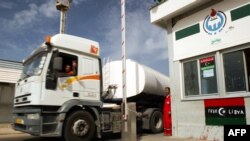 Un camion-citerne chargé quitte une raffinerie de pétrole à Zawiya, Libye, 23 septembre 2011. 