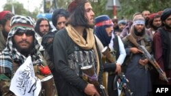 AQSh askarlari Afg'onistonni tark etganini olqishlayotgan toliblar, Kobul, 31-avgust, 2021