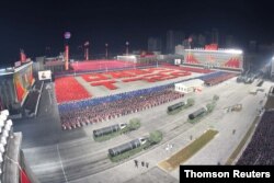 지난해 1월 평양 김일성광장에서 열린 노동당 제8차 대회 기념 열병식에서 참석자들이 '무적필승' 대형 문구를 만들었다.