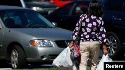 Pemerintah Indonesia mulai menerapkan kantong plastik berbayar untuk ujicoba sejak 21 Februari 2016 (foto: ilustrasi).