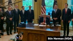 Le président Donald Trump, après sa conversation avec les dirigeants du Soudan et d'Israël dans la salle ovale de la Maison Blanche à Washington, Etats-Unis.