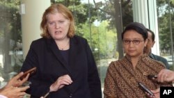 3일 인도네시아 자카르타에서 앤 리처드 미 국무부 차관보(왼쪽)가 기자들의 질문에 답하고 있다.