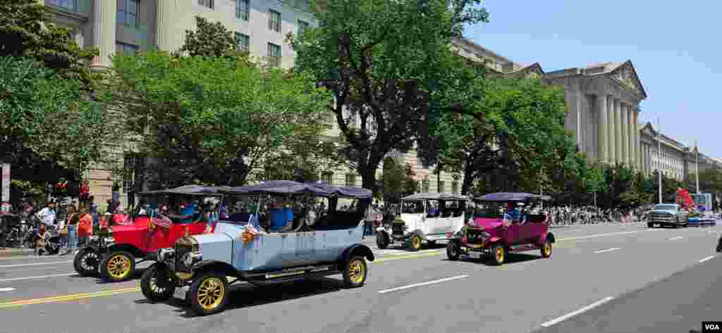 华盛顿独立日庆祝游行街头即景。(2025年7月4日)