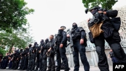 تدابیر امنیتی پلیس فرانسه بیرون ورزشگاه محل برگزاری مسابقه فوتبال میان تیم‌های ملی المپیک اسرائیل و مالی. پاریس، چهارشنبه ٣ مرداد ۱۴۰۳