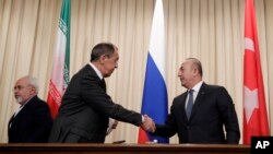 លោក Sergey Lavrov រដ្ឋ​មន្រ្តី​ការបរទេស​រុស្ស៊ី (រូប​កណ្តាល) ចាប់​ដៃ​ជាមួយ​នឹង​លោក Mevlut Cavusoglu រដ្ឋ​មន្រ្តី​ការបរទេស​តួកគី នៅ​ពេល​លោក Mohammad Javad Zarif រដ្ឋ​មន្រ្តី​ការបរទេស​អ៊ីរ៉ង់ (រូប​ឆ្វេង) ចេញ​ពី​សន្និសីទ​កាសែត​រួម​គ្នា​មួយ​បន្ទាប់ពី​កិច្ចប្រជុំ​របស់​ពួកគេ នៅ​ក្នុង​ក្រុង​មូស្គូ កាលពី​ថ្ងៃទី២០ ខែធ្នូ ឆ្នាំ២០១៦។