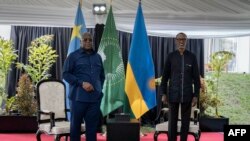 Le président rwandais Paul Kagame (à droite) et le président de la République démocratique du Congo (RDC) Félix Tshisekedi (à gauche) posent pour une photo à l'hôtel Serena à Rubavu, au Rwanda, le 25 juin 2021.