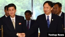 한국 정부가 이산가족 상봉을 위한 남북 적십자 실무접촉을 다음 달 7일 판문점에서 갖자고 북측에 제안했다. 사진은 지난 2013년 8월 23일 판문점 평화의 집에서 열린 이산가족 상봉 실무회담에서 남북한 대표들이 회담장에 들어서고 있다. (자료사진)