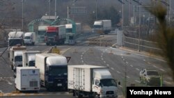 Antrian kendaraan Korea Selatan dari kompleks kawasan industri Kaesong terlihat mendekati kantor pabean, imigrasi dan karantina dekat perbatasan di desa Panmunjom, Paju, Korea Selatan (11/2).