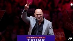 Dana White na Trumpovom mitingu u Njujorku, oktobar 2024. (AP Photo/Evan Vucci)