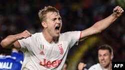 Le défensur de la Juventus Turin Matthijs de Ligt célèbre son but contre Brescia, Italie, le 24 septembre 2019.