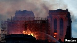 Lokacin da jami'an kashe gobara suke kokain shawo kan gobara a Mujami'ar Notre Dame Cathedral a birnin Paris, Faransa, Afrilun 15, 2019. 
