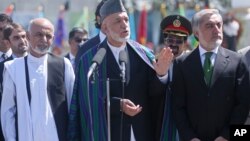 Prezidentlikka nomzod Ashraf G'ani, Abdulla Abdulla, amaldagi rahbar Hamid Karzay.