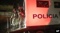 រូបឯកសារ៖ ឆ្មាំល្បាត​ជាតិ​ឈរ​នៅ​ខាង​ក្រៅ​រថយន្ដ​មួយ​គ្រឿង​ដែលចាប់អ្នក​ដែល​មិន​គោរព​តាម​បំរាម​គោចរ​មិន​ឲ្យ​ចេញ​ក្រៅ ក្នុង​អំឡុងពេល​នៃ​ការ​រាតត្បាត​ជំងឺ​កូវីដ១៩ ក្នុង​ប្រទេសវេណេហ្ស៊ុយអេឡា កាល​ពី​ថ្ងៃ​ទី ៧ ខែសីហា ឆ្នាំ២០២០។