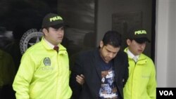 Muhammad Nazaruddin (33 tahun), mantan Bendahara Umum Partai Demokrat, saat diamankan oleh petugas polisi di Bogota, Kolombia (foto: 9 Agustus 2011).