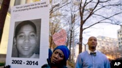 Des manifestants marchent le 1er decembre 2014 en mémoire de Tamir Rice, 12 ans, tue le 22 novembre 2014 par des policiers de Cleveland