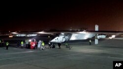 Pesawat Solar Impulse 2 bersiap lepas landas dari bandar udara di Abu Dhabi, Uni Emirat Arab (9/3). (AP/Aya Batrawy)