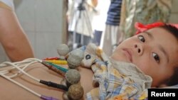 Seorang anak sedang menerima vaksin Hepatitis, sebagai ilustrasi. Kasus hepatitis sedang merebak, dan Kementerian Kesehatan menemukan 18 kasus dugaan hepatitis akut yang tersebar di tujuh provinsi. (Foto: Reuters)