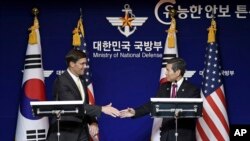 마크 에스퍼 미국 국방장관과 정경두 한국 국방장관이 15일 서울 국방부청사에서 열린 공동기자회견에서 악수하고 있다.