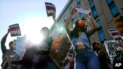 6일 미국 필라델피아의 펜실베이니아 컨벤션 센터 개표소 앞에서 모든 표의 개표를 요구하는 시위가 열렸다.