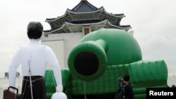 台湾民众参观台北自由广场中正纪念堂前为纪念六四事件30周年摆放的一个中国军队的坦克气球。（2019年5月21日）
