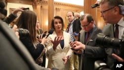 美国众议院少数党领袖佩洛西做了八个多小时的发言后同记者讲话。（2018年2月7日）