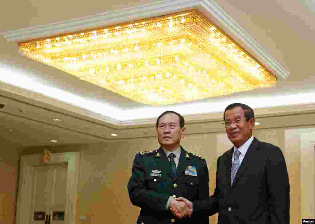 2018年6月18日中国国防部长魏凤和（左）在柬埔寨金边会晤柬埔寨首相洪森。魏凤和6月16日抵达柬埔寨，出席在金边举办的中柬军事展览。路透社报道，柬埔寨国防部发言人索切特表示，中国承诺提供超过一亿美元的援助，柬埔寨可自行决定如何使用。这位发言人表示，与中国的合作为柬埔寨提供了数百辆军事运输车，柬埔寨指挥人员乘坐的汽车以及联合军演所需费用。另外，两国明年将再度举行&ldquo;金龙&rdquo;联合军演。